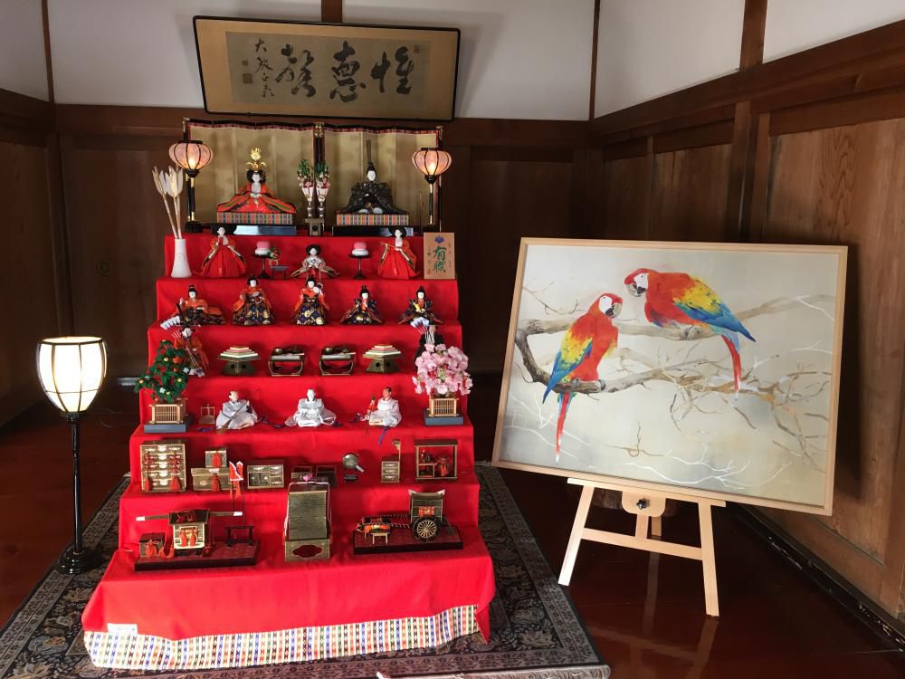 春光や宿坊にある雛飾り