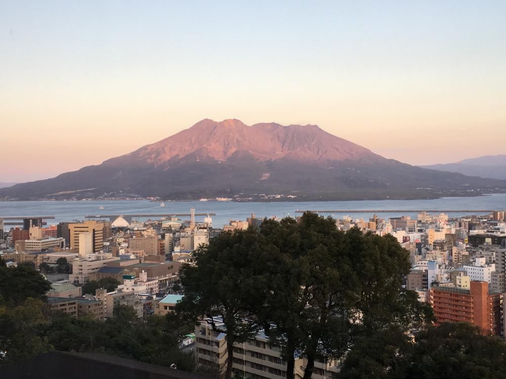 悠久の春はあけぼの桜島
