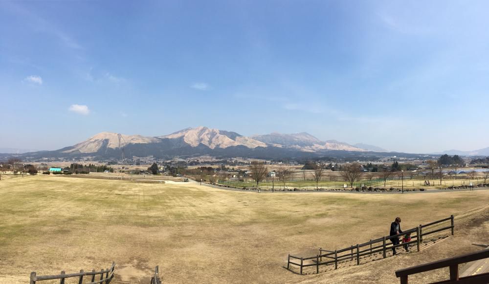 春光や明るく阿蘇は迫り来る