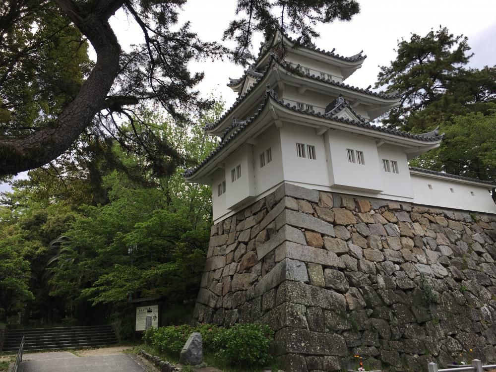 行く春や面影残す津城跡
