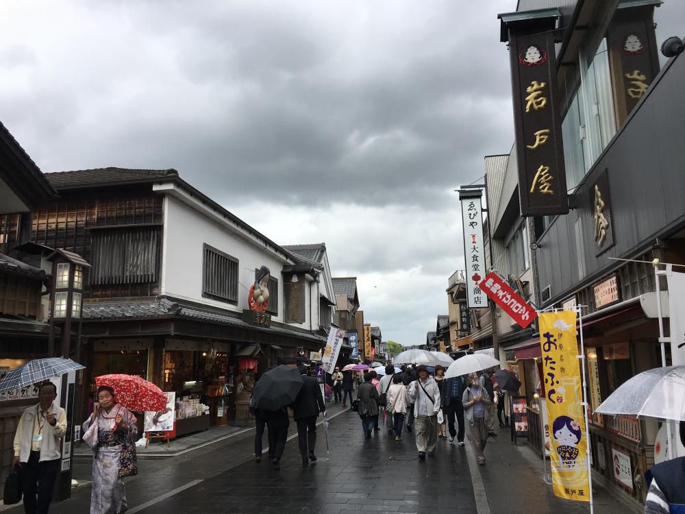 行く春やおかげ横町漫ろ行く