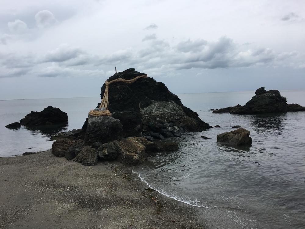 晩春や陸地に続く夫婦岩