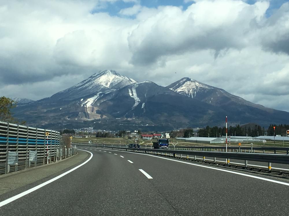 春の空磐梯迫る会津路
