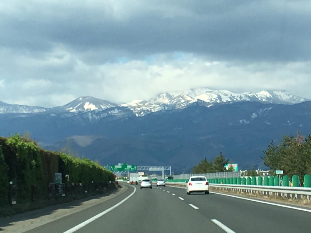 鮮やかや吾妻小富士の雪兎