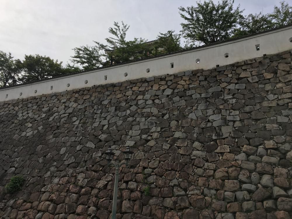 夏雲や石垣迫る福山城