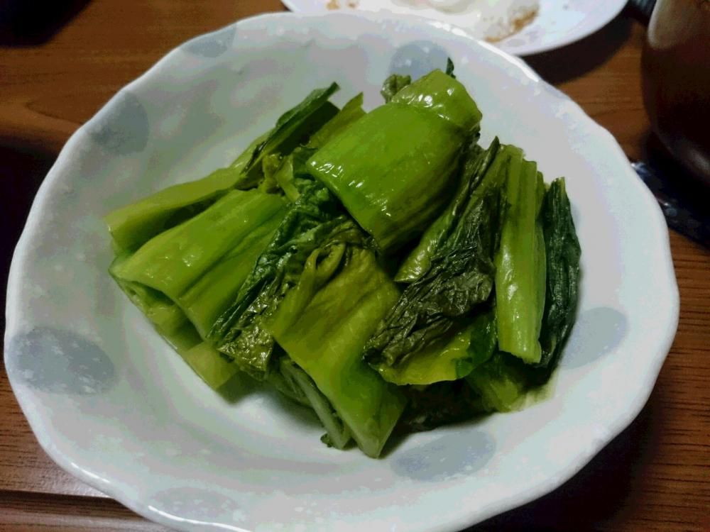 正妻と　漬けた青菜　試食する