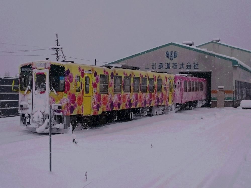 荒砥駅　花の列車の　始発駅