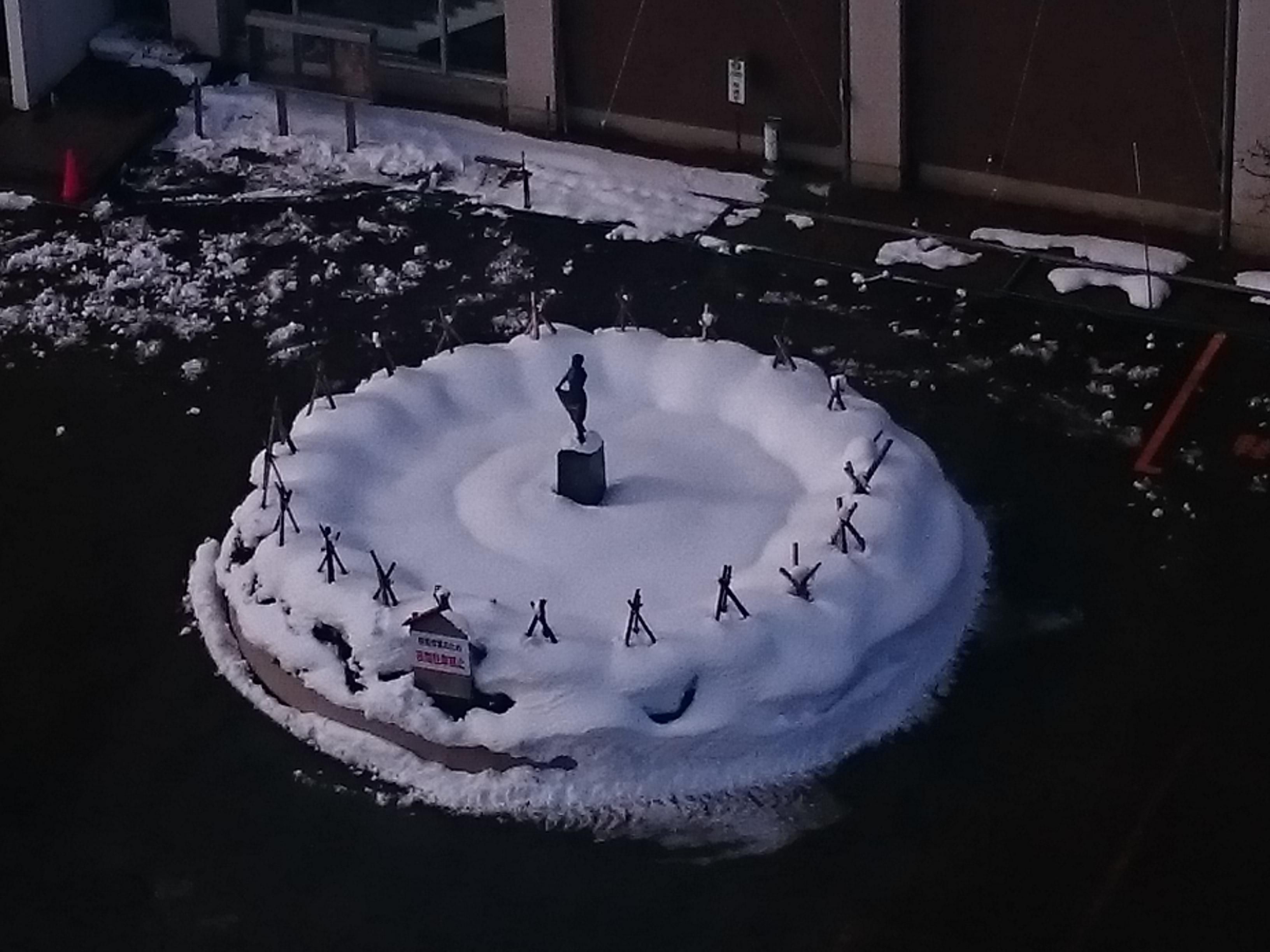 大雪の　晴れ間にケーキと　パフェを食う