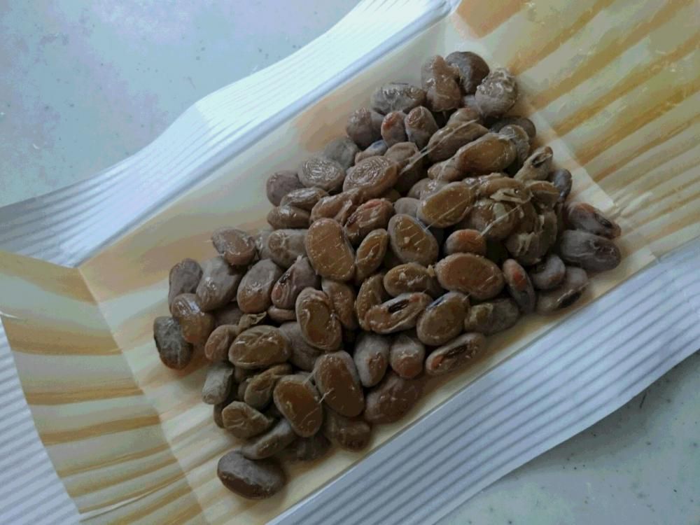 納豆の　馬のかみしめ　納得す