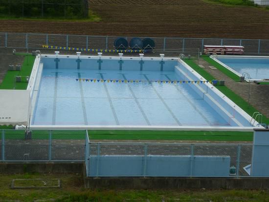 プールは気持ちいいなあ！！