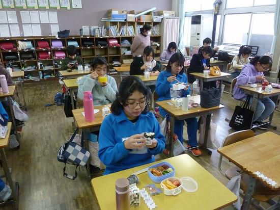 母親委員会主催　６年お弁当の日・・・