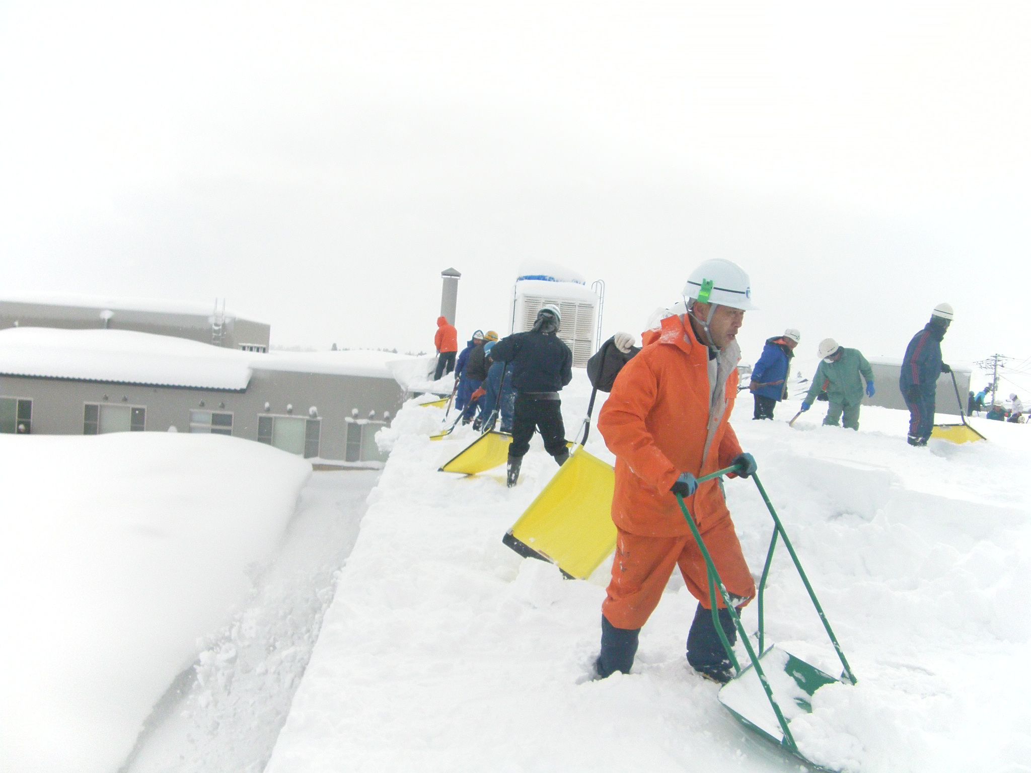 飯豊町介護老人保健施設「美の里」の雪下し