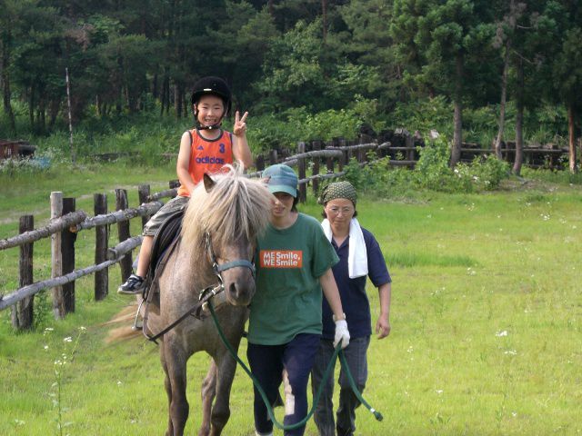馬の背中から、ピース！！