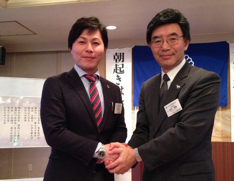 新会員・名札授与式（ＮＫＳＪひまわり生命保険・庄司有介さん）