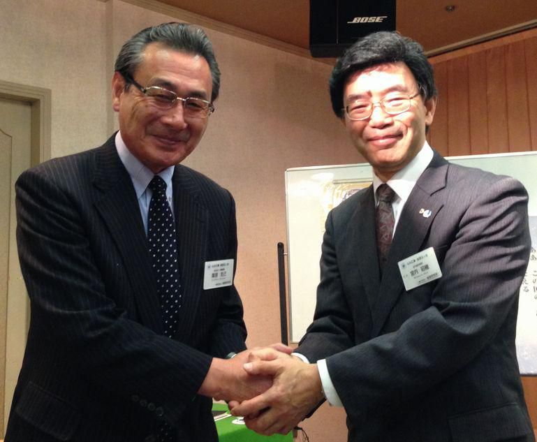 新会員・名札授与式（株式会社近藤建装　栗原克己さん）