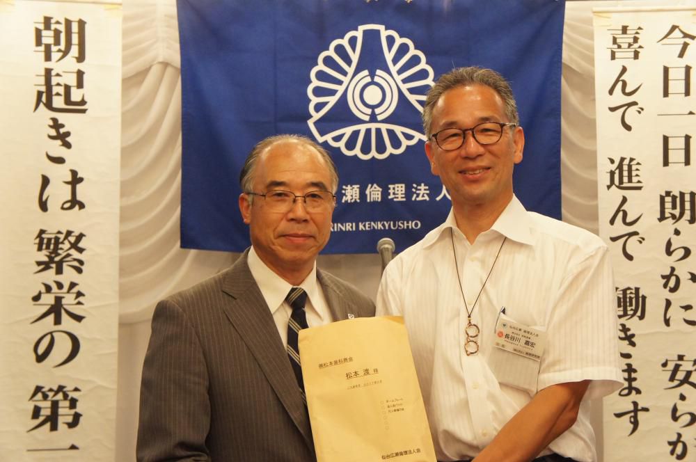 松本渡さん　新入会員　名札授与式