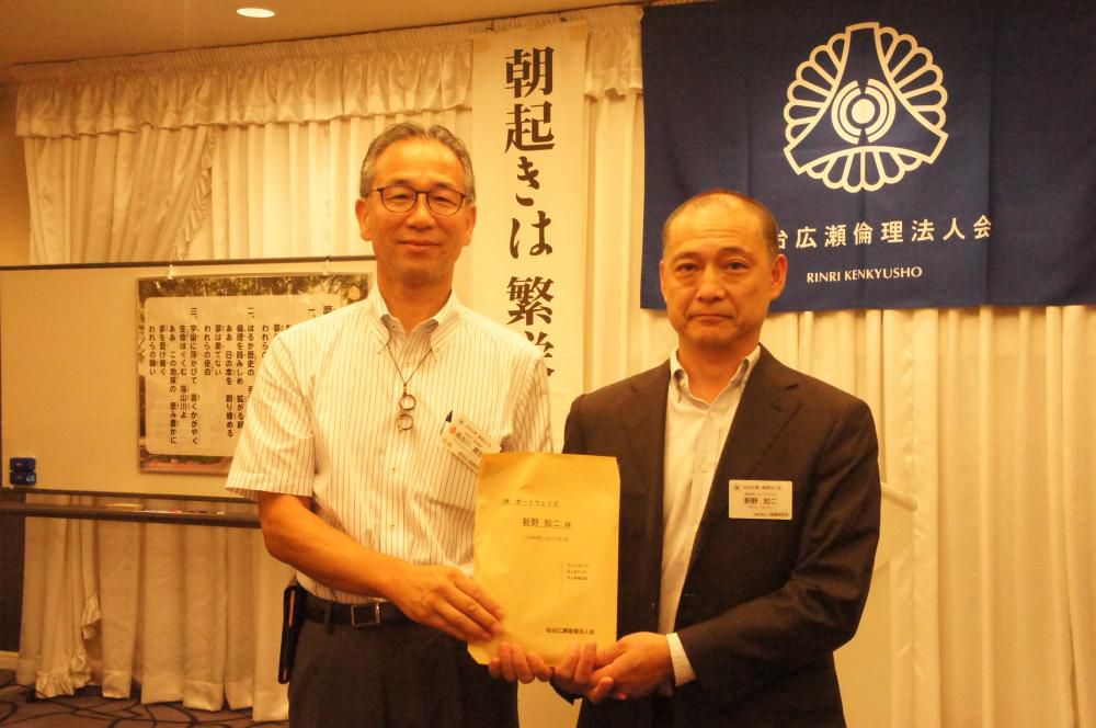 新野知ニさん　新入会員　名札授与式