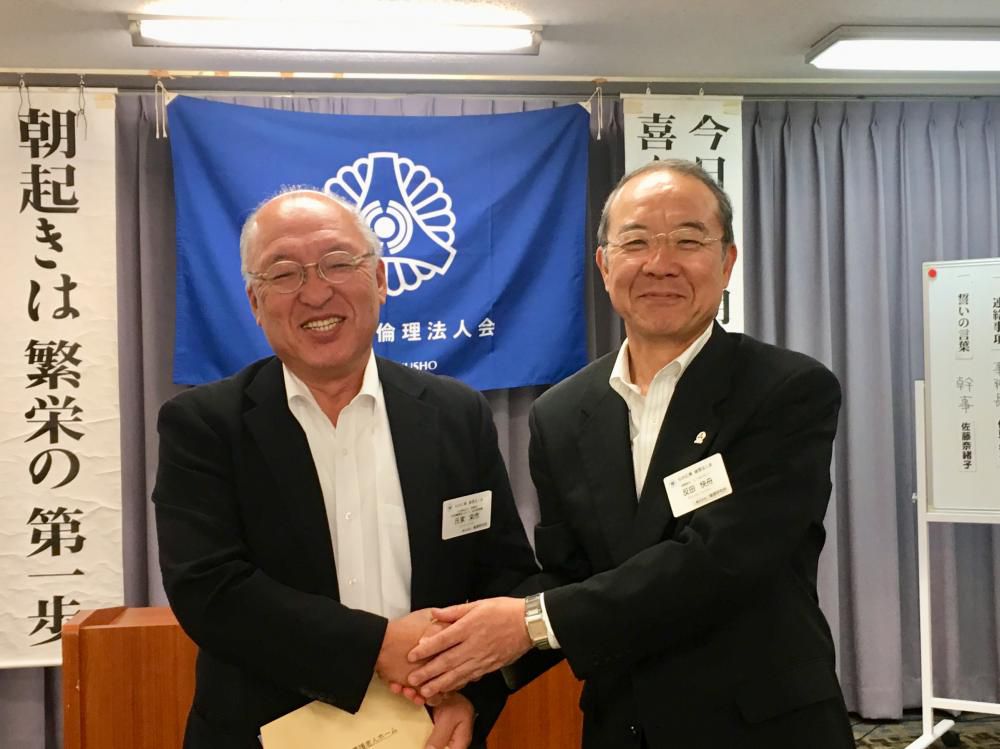 氏家栄市さん　新入会員　名札授与式