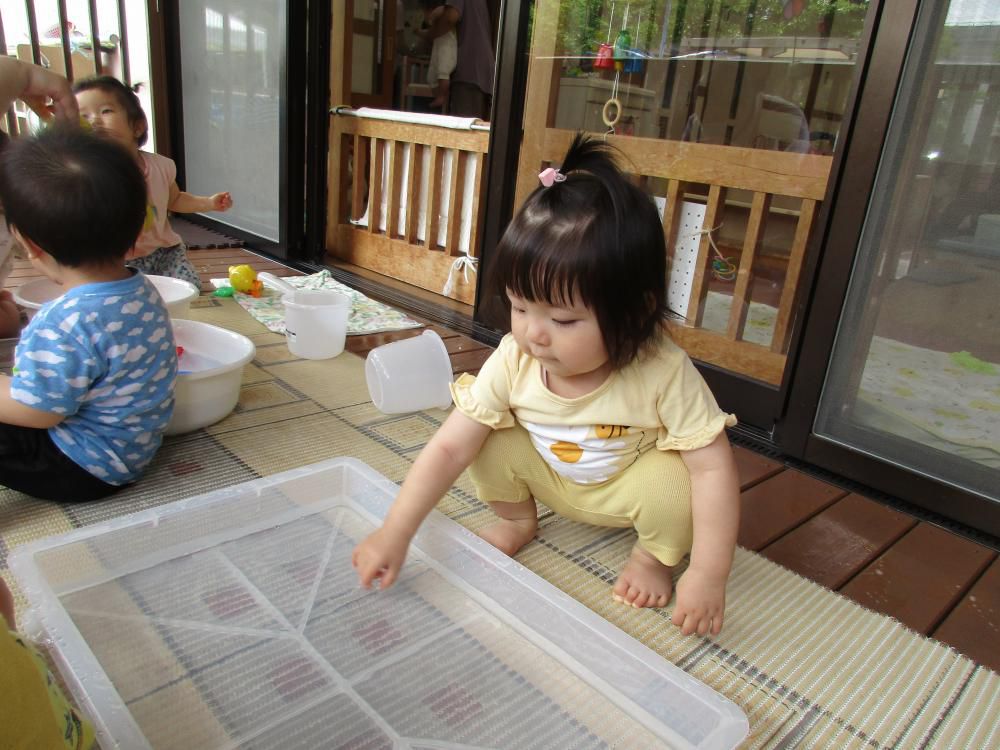 0歳児初めての水遊び