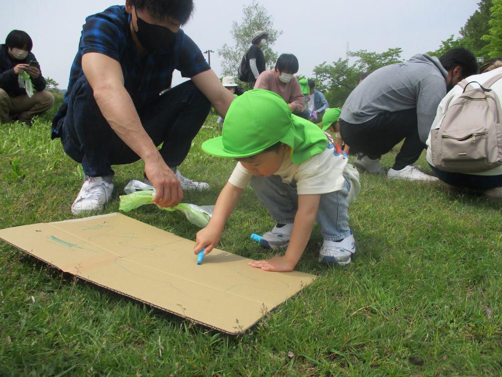 親子で坂滑りを楽しみました ～年少組保育参加～