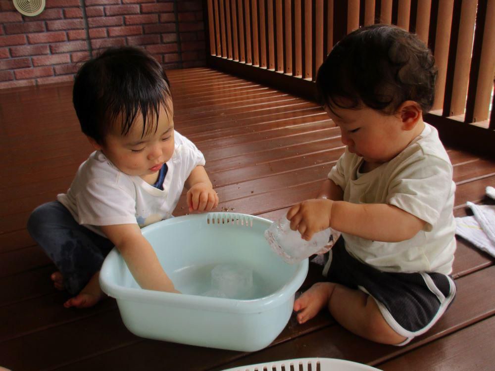 「水、泥、氷」夏のあそびを楽しもう！～乳児組～