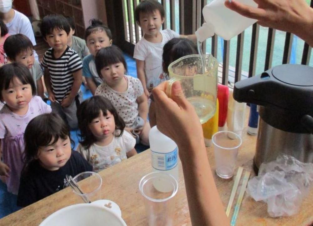 「ペタペタ、ムニュムニュこれなあに？」 ～初めてのスライム　1・2歳児クラス～