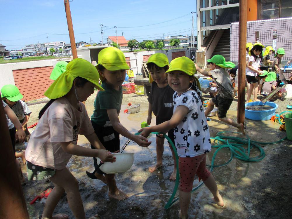 水・泥遊びはじまりました