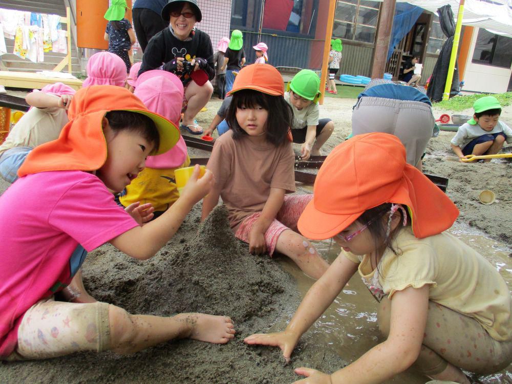 「夏の遊びより」 ～水、泥、泡、氷楽しいな～