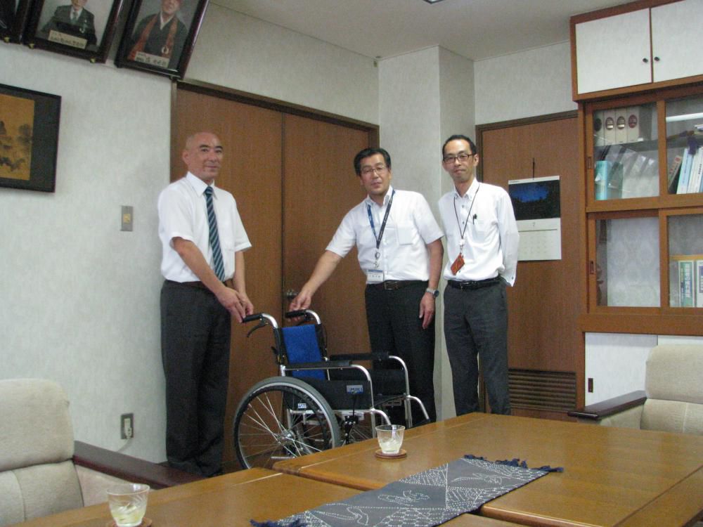 車イスを寄付していただきました。