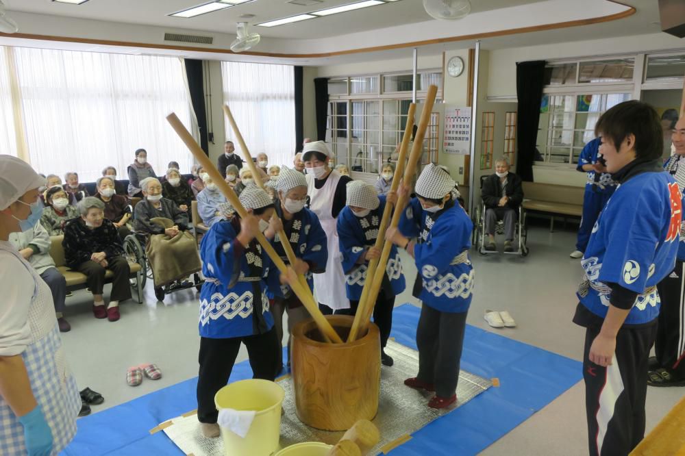 新年もちつき大会　だんごの木飾り