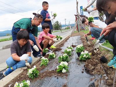 人権の花植え