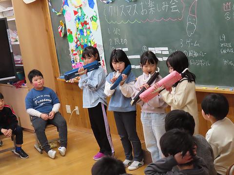 ２年生がお楽しみ会をしていました