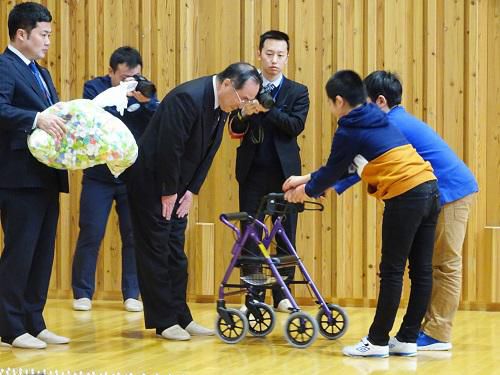 歩行器、ペットボトルキャップの贈呈