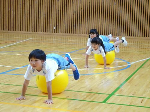 バランスボール運動に取り組みました！