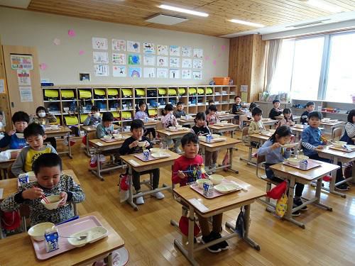 １年生も給食が始まりました