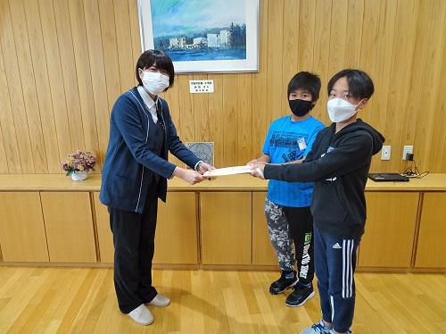 赤い羽根募金の引き渡し