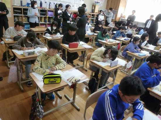 第４学年初任者研修授業研究会　頑張りました！～国語「ごんぎつね」～