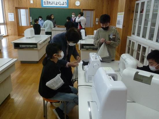 3学期も地域の先生にお世話になっています！～家庭科ボランティア＆あ～すまいり～ずの皆様～