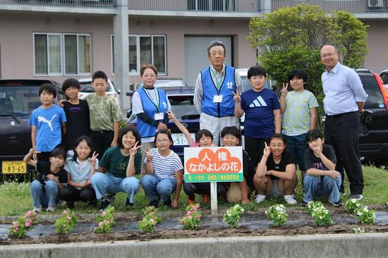 人権の花植えが終わりました！～生活委員会の取組～