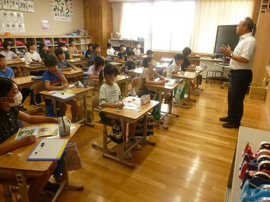 学習の構えづくり～立腰と正しい鉛筆の持ち方を意識して～