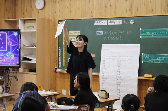 英語の勉強頑張っています！～５．６年英語は教科担任が指導しています！～