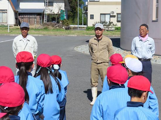 大収穫の予感・・・～5年生脱穀作業終わる～