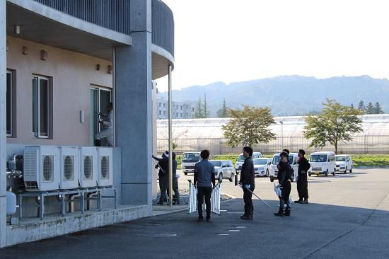 校舎のガラスがピカピカになりました！～樋口建設様のご厚意に感謝！～