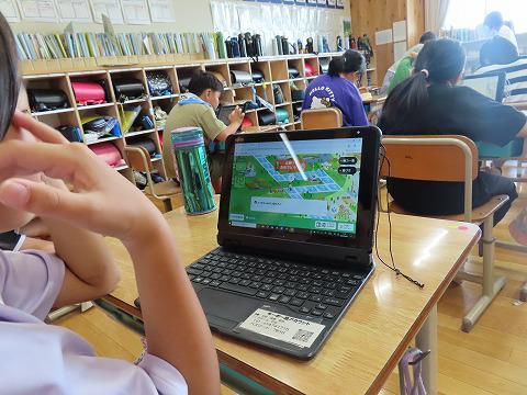 ＰＣでこんな学習？　若いスクールサポーター