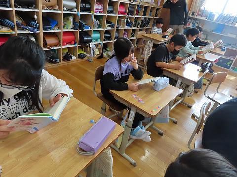 ４年生　読書感想画に向けて