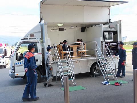 低学年起震車体験・５年生脱穀作業