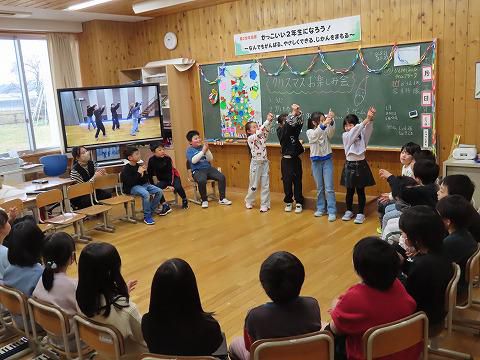 ２年生がお楽しみ会をしていました