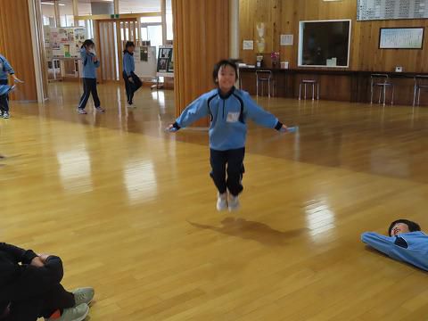 縄跳びがんばっています。