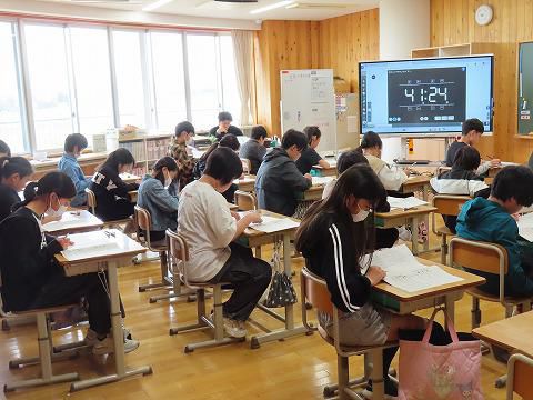 全国学力学習状況調査　１年生粘土で工作