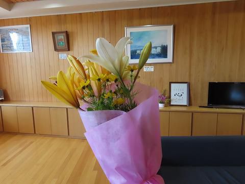 素敵なゆりの花をいただきました・６年家庭科そうじ